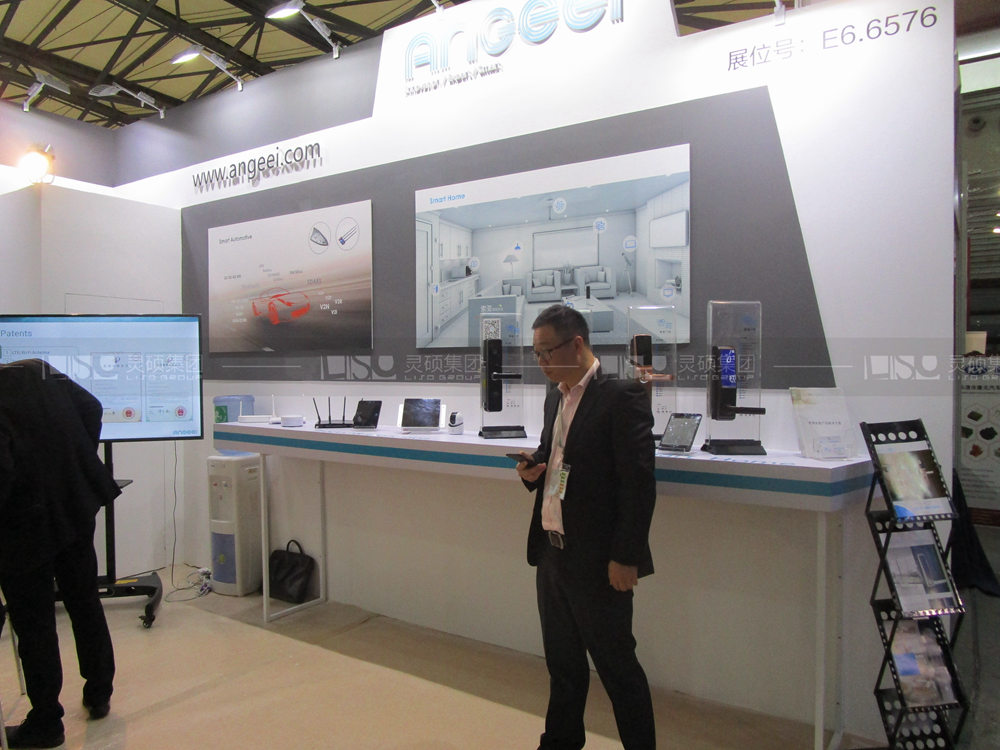 愛吉亞-慕里黑電子展臺設(shè)計